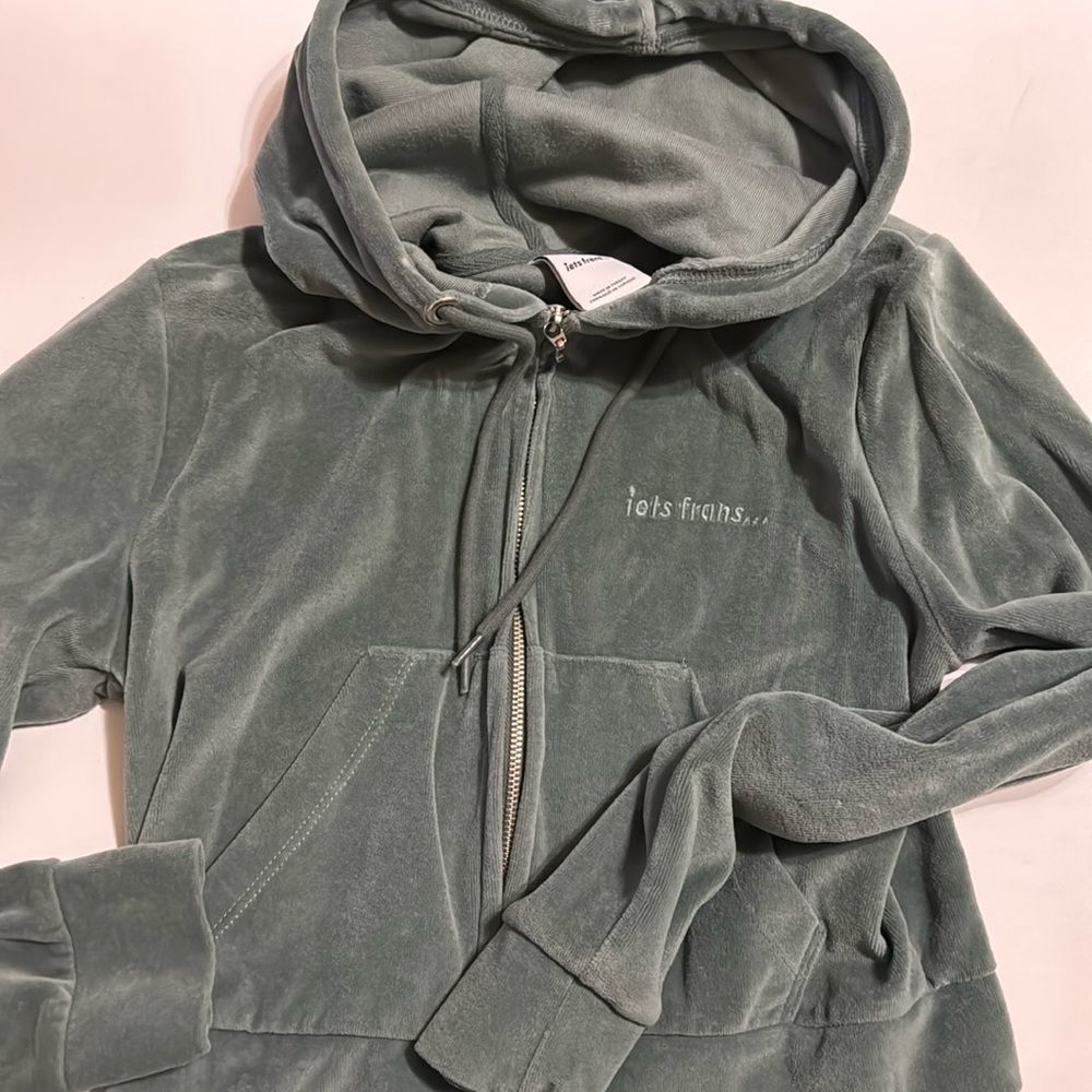 iets Fran’s cropped velvet sage green women’s hoodie zip up. Size XS.